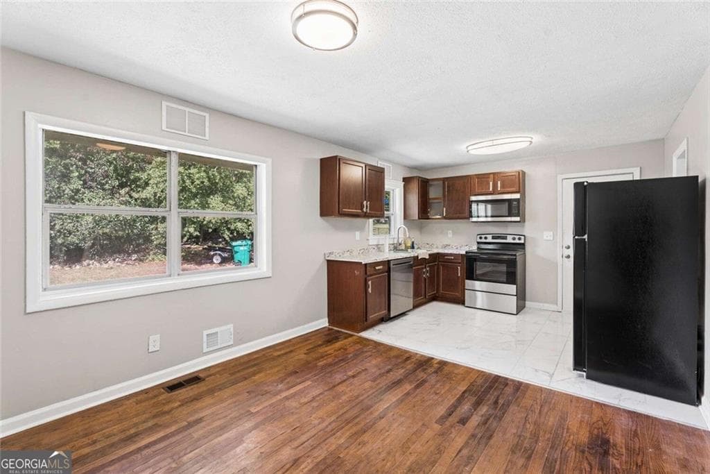 3 bedroom, 2 bathroom, 1,612 sq ft single family residence for sale at 546 Lamar Drive, Forest Park, GA 30297 — photo 8