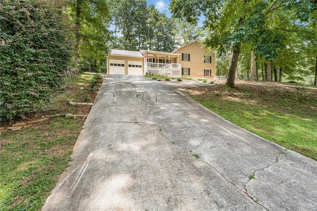 4 bedroom, 3 bathroom, 2,200 sq ft single family residence for sale at 1601 River Glen Road, Auburn, GA 30011 — photo 3