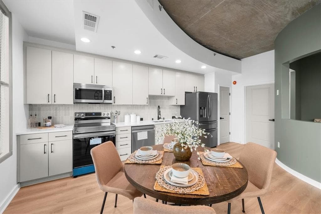 1 bedroom, 1 bathroom, 790 sq ft condominium for rent at 250 Pharr Road 704, Atlanta, GA 30305 for $2,000 a month — photo 9
