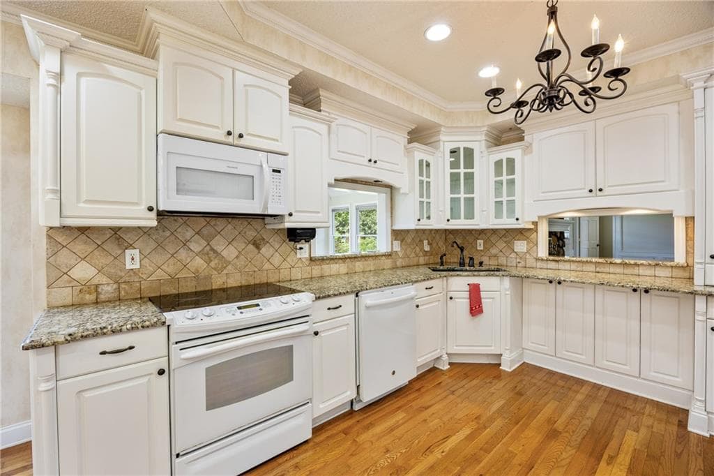 4 bedroom, 4 bathroom, 2,618 sq ft single family residence under contract at 1977 Johnson Ferry Road, Marietta, GA 30062 — photo 2