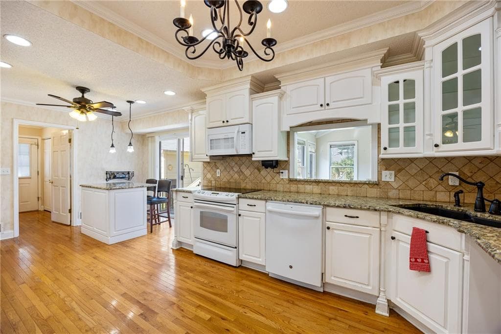 4 bedroom, 4 bathroom, 2,618 sq ft single family residence under contract at 1977 Johnson Ferry Road, Marietta, GA 30062 — photo 3