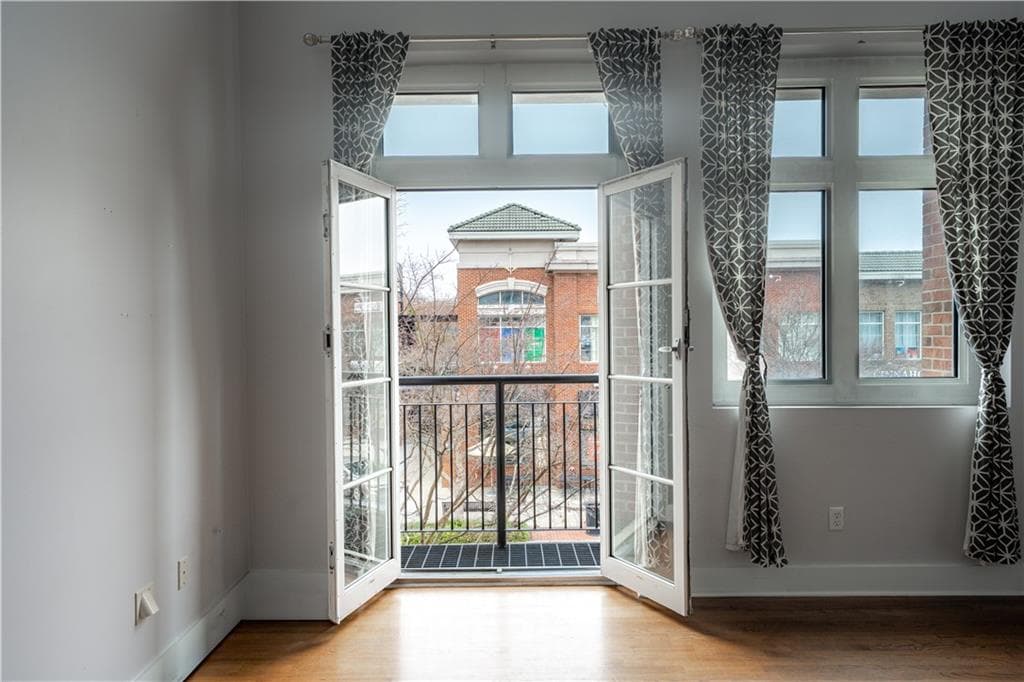 1 bedroom, 2 bathroom, 992 sq ft condominium for sale at 1221 Caroline Street 208, Atlanta, GA 30307 — photo 3