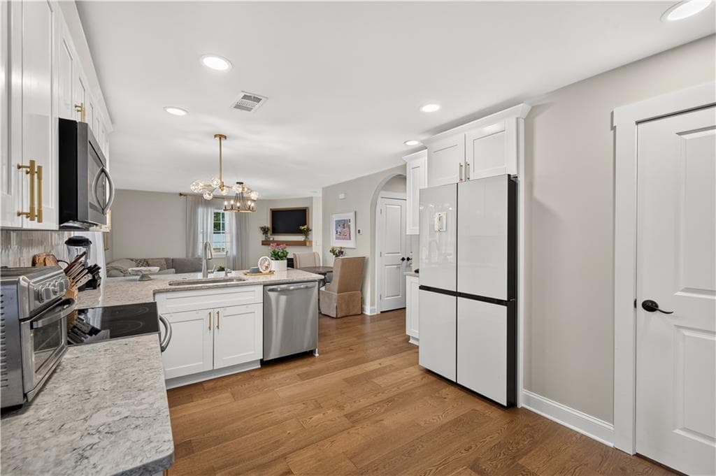 3 bedroom, 2 bathroom, 1,221 sq ft single family residence for sale at 414 Rigby Street, Marietta, GA 30060 — photo 3