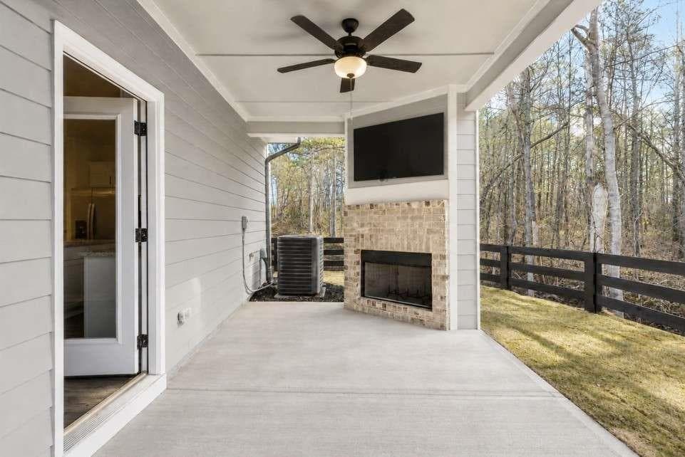 3 bedroom, 3 bathroom, 1,696 sq ft townhouse for sale at 1973 Walton Court 6, Tucker, GA 30084 — photo 2