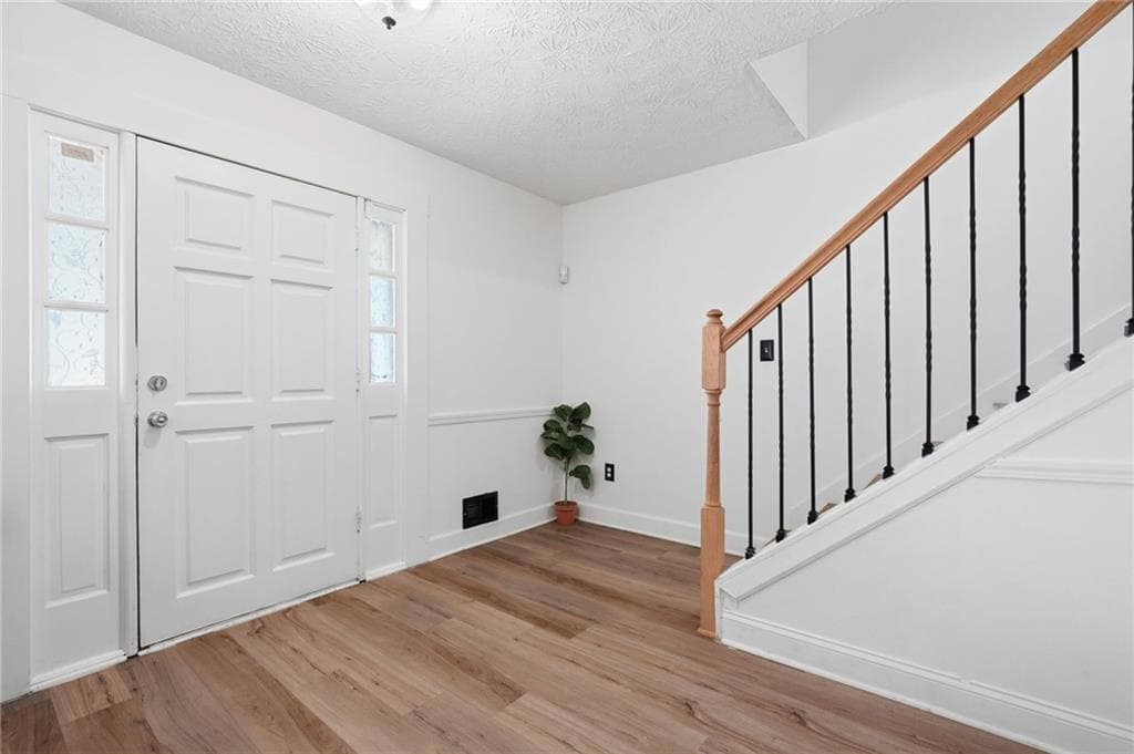 6 bedroom, 4 bathroom, 2,206 sq ft single family residence for sale at 2555 Waterford Park Drive, Lawrenceville, GA 30044 — photo 8