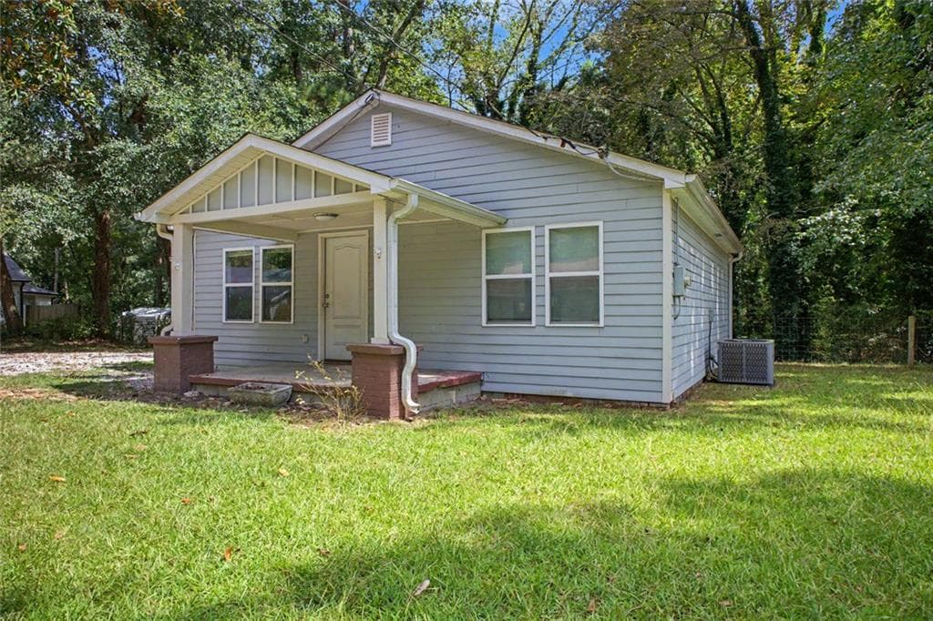 2 bedroom, 2 bathroom, 976 sq ft single family residence for sale at 313 Walker Drive, Monroe, GA 30655 — photo 1 of 20