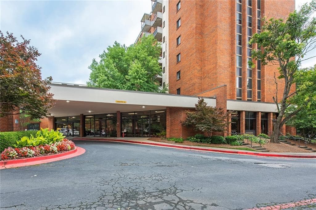 2 bedroom, 2 bathroom, 1,070 sq ft condominium for rent at 300 Johnson Ferry Road B510, Sandy Springs, GA 30328 for $2,300 a month — photo 1 of 42