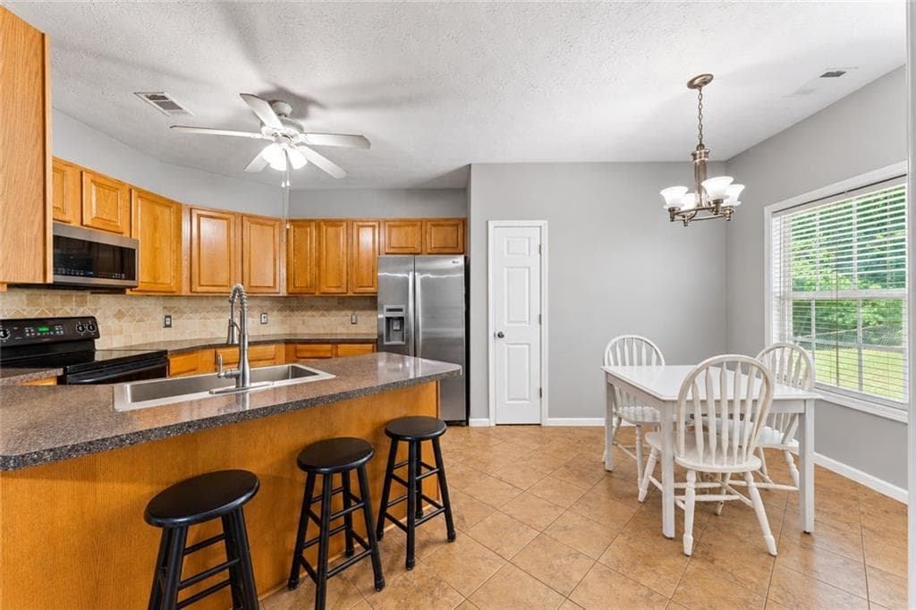 3 bedroom, 2 bathroom, 2,115 sq ft single family residence under contract at 238 Apple Valley Road, Commerce, GA 30529 — photo 2