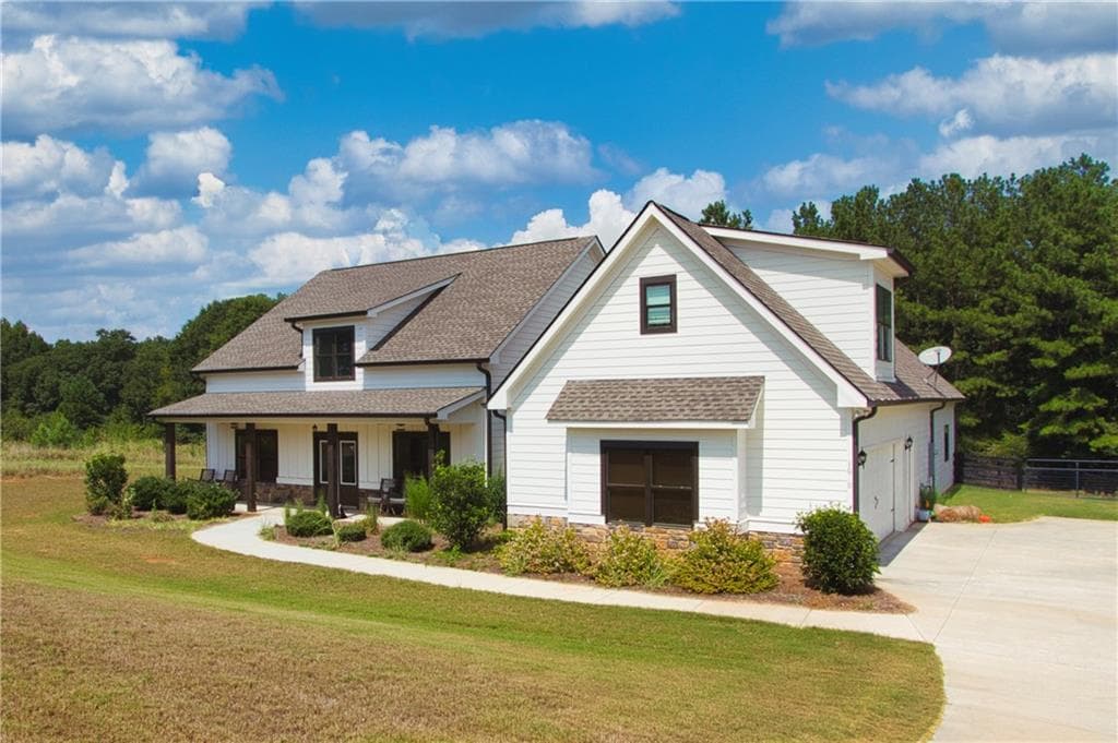 4 bedroom, 3 bathroom, 3,147 sq ft single family residence for rent at 1020 Arbor Lane, Madison, GA 30650 for $2,600 a month — photo 1 of 54