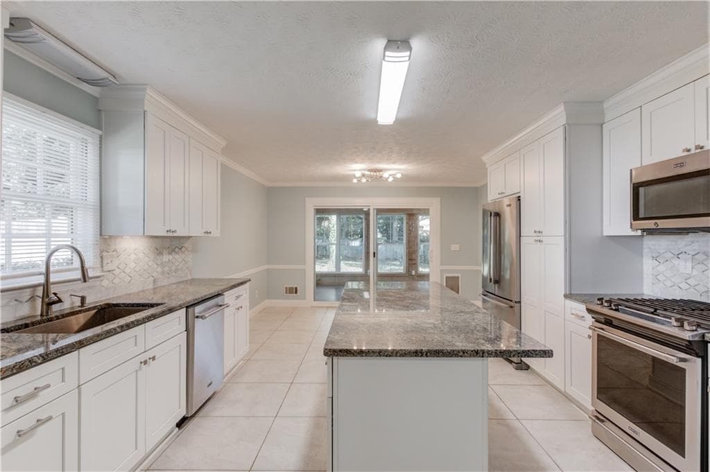 3 bedroom, 3 bathroom, 2,027 sq ft single family residence for sale at 291 Shore Drive, Suwanee, GA 30024 — photo 3