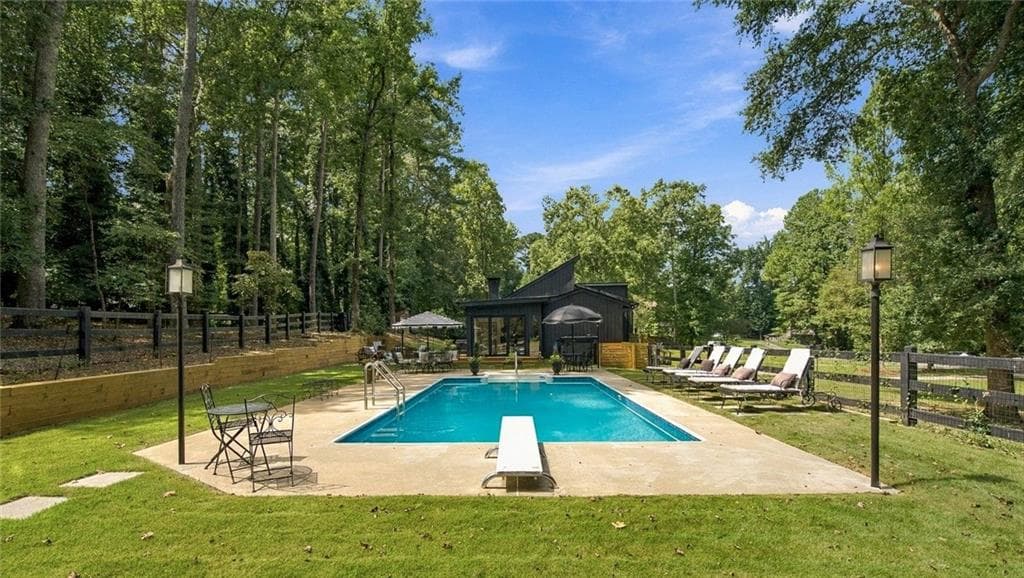 3 bedroom, 2 bathroom, 1,569 sq ft single family residence for sale at 2945 Brett Circle, Acworth, GA 30101 — photo 4