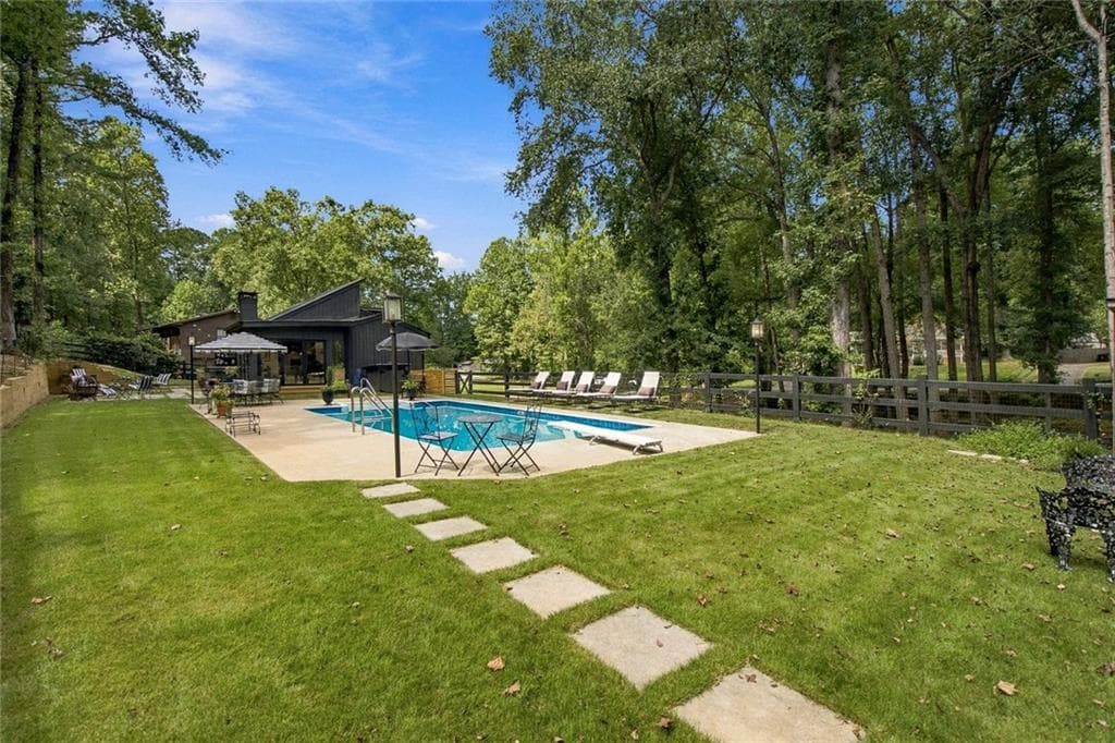 3 bedroom, 2 bathroom, 1,569 sq ft single family residence for sale at 2945 Brett Circle, Acworth, GA 30101 — photo 3