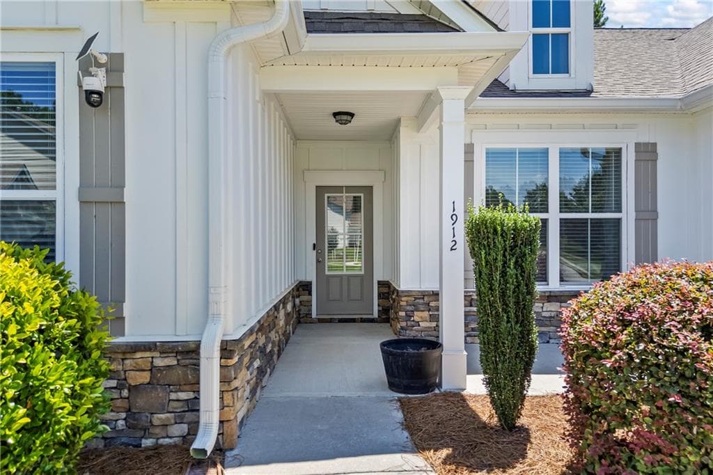 4 bedroom, 3 bathroom, 2,081 sq ft single family residence for sale at 1912 Hymer Court, Monroe, GA 30656 — photo 2