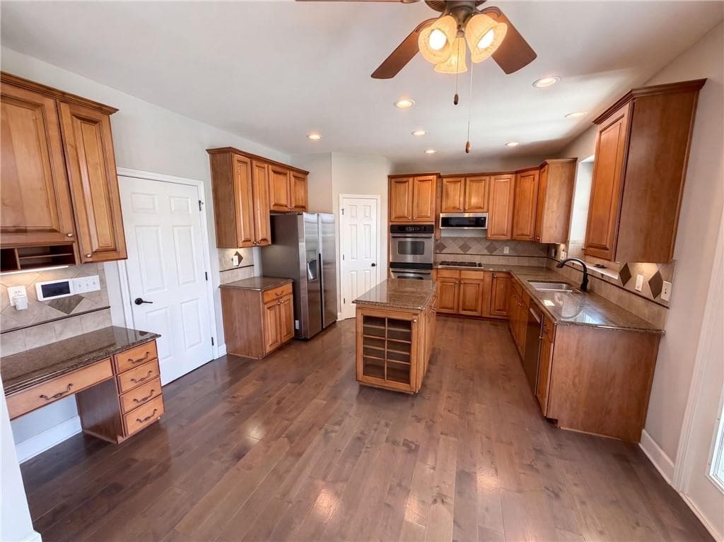 5 bedroom, 4 bathroom, 4,236 sq ft single family residence for sale at 7047 Tree House Way, Flowery Branch, GA 30542 — photo 2