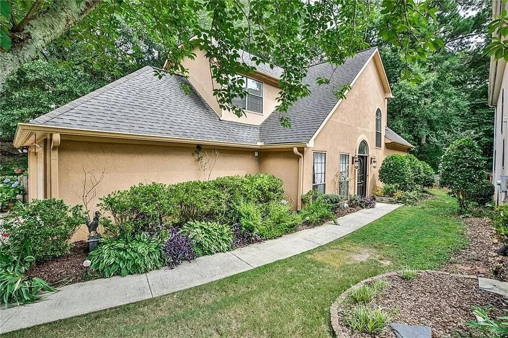 3 bedroom, 3 bathroom, 2,471 sq ft home for sale at 270 Sweetwater Trace Trace, Alpharetta, GA