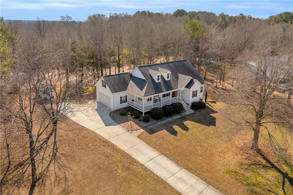 4 bedroom, 3 bathroom, 4,001 sq ft single family residence for sale at 3020 Meadow Trail, Loganville, GA 30052 — photo 2