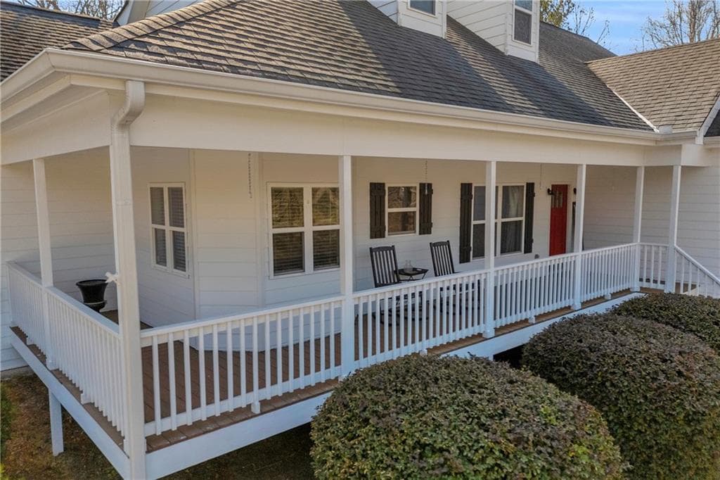 4 bedroom, 3 bathroom, 4,001 sq ft single family residence for sale at 3020 Meadow Trail, Loganville, GA 30052 — photo 3