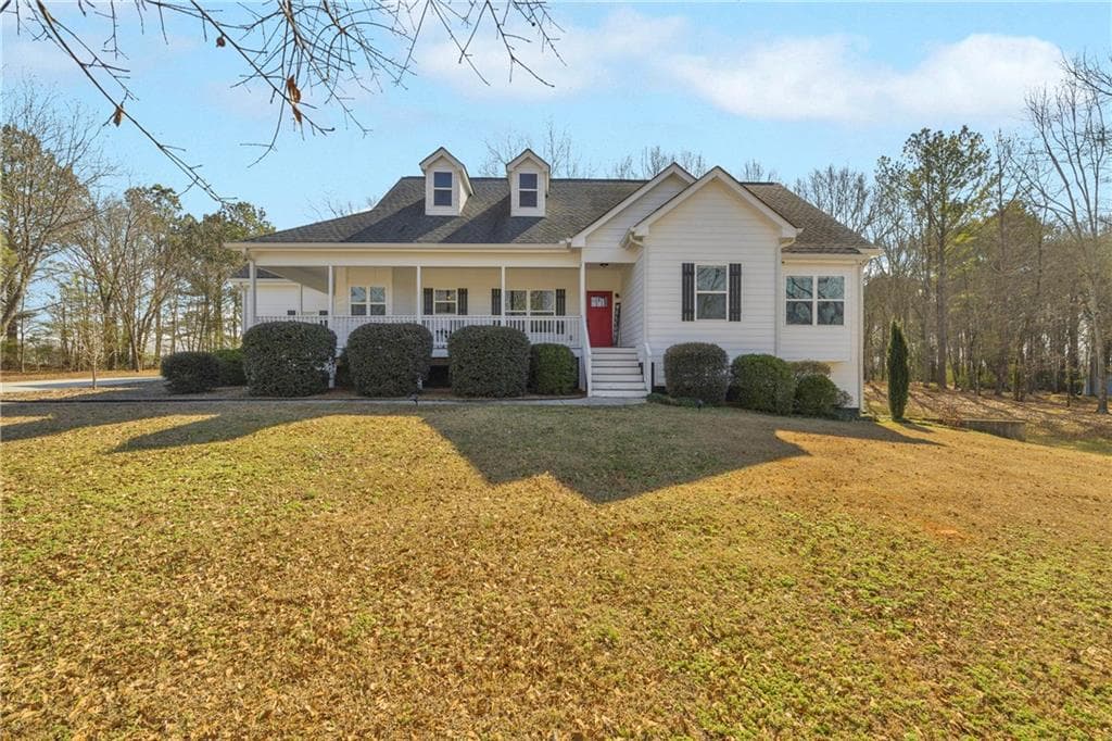 4 bedroom, 3 bathroom, 4,001 sq ft single family residence for sale at 3020 Meadow Trail, Loganville, GA 30052 — photo 5