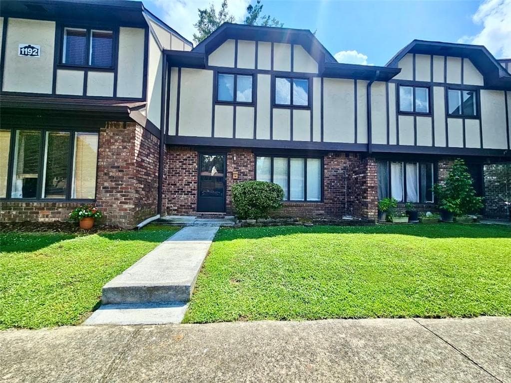 3 bedroom, 2 bathroom, 1,302 sq ft condominium for rent at 1192 Ashborough Drive B, Marietta, GA 30067 for $1,875 a month — photo 1 of 27