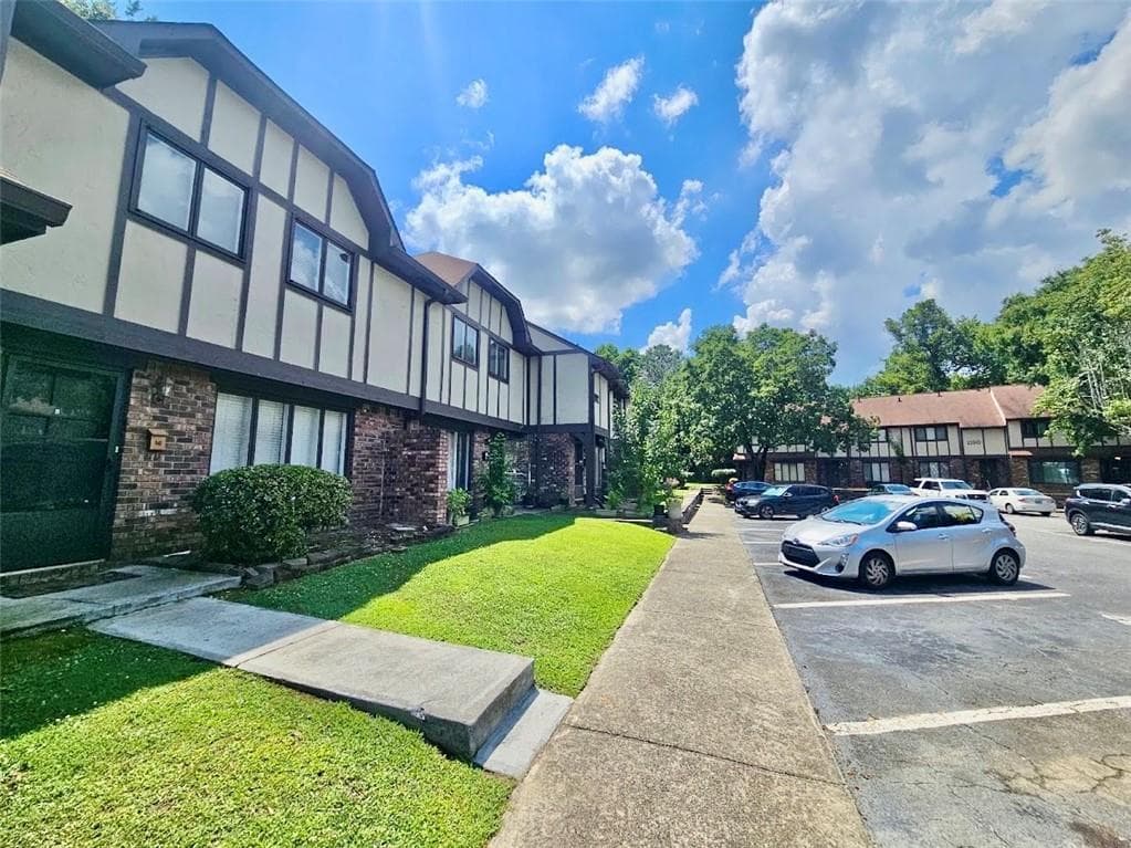 3 bedroom, 2 bathroom, 1,302 sq ft condominium for rent at 1192 Ashborough Drive B, Marietta, GA 30067 for $1,875 a month — photo 2