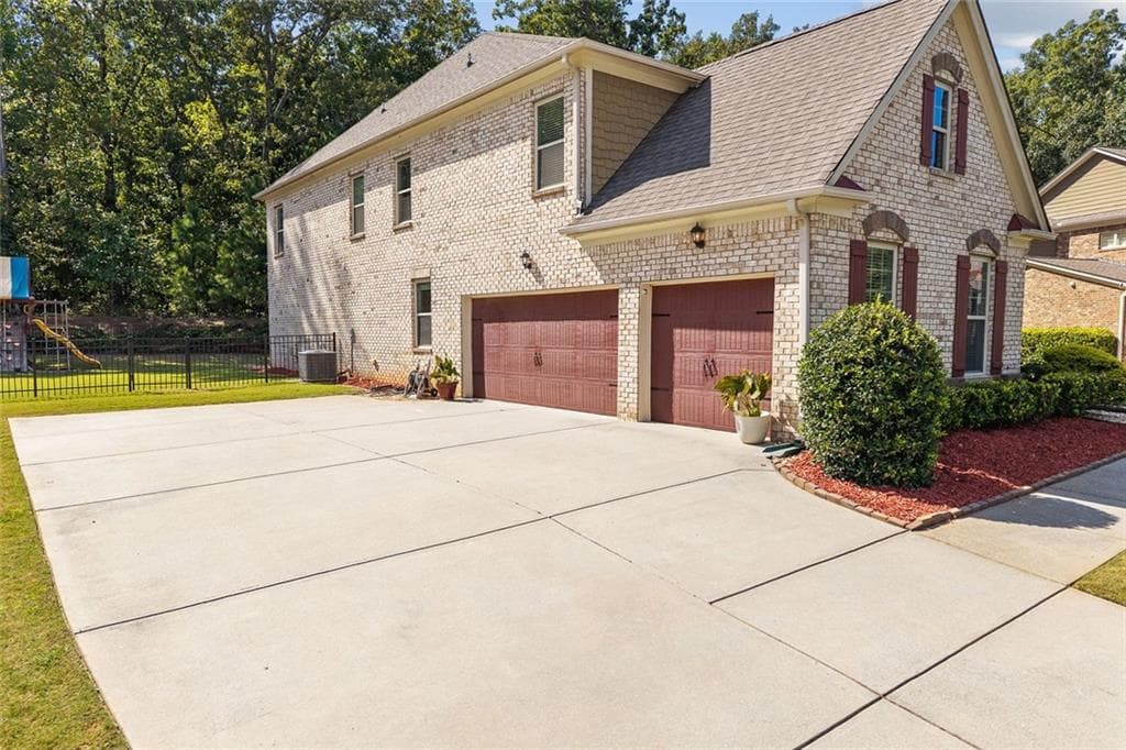 5 bedroom, 4 bathroom, 4,244 sq ft single family residence for sale at 9270 Colham Drive, Cumming, GA 30041 — photo 5