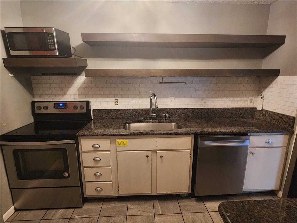 3 bedroom, 2 bathroom, 1,730 sq ft condominium for sale at 4155 N Gloucester Place, Chamblee, GA 30341 — photo 3