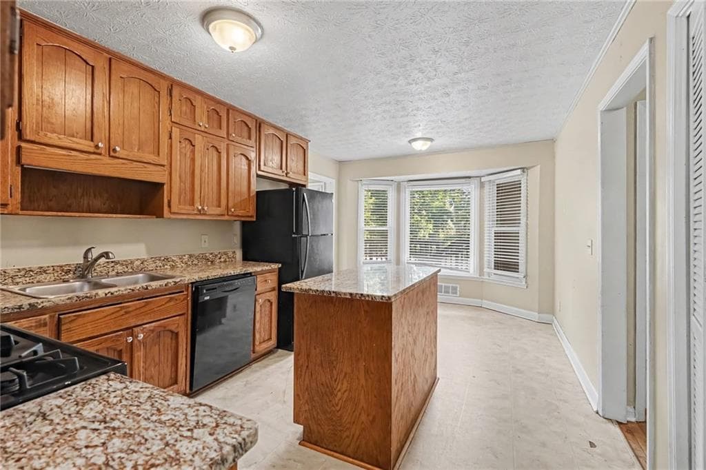 4 bedroom, 3 bathroom, 3,113 sq ft single family residence under contract at 1465 Lake Lucerne Road, Lilburn, GA 30047 — photo 8