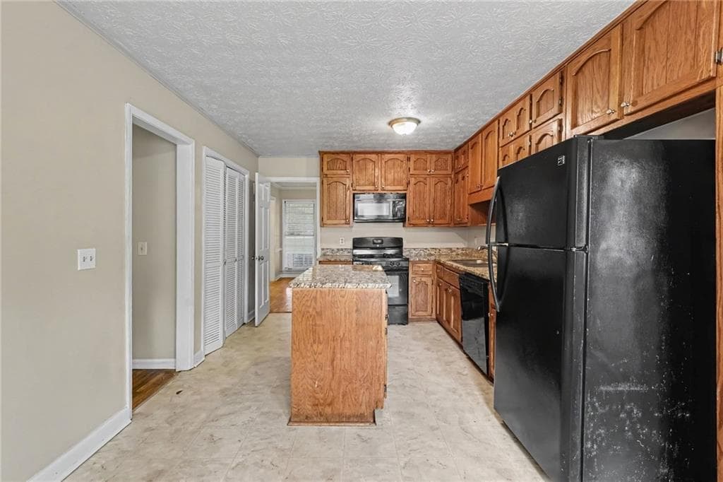 4 bedroom, 3 bathroom, 3,113 sq ft single family residence under contract at 1465 Lake Lucerne Road, Lilburn, GA 30047 — photo 9