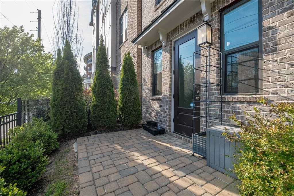 3 bedroom, 3 bathroom, 1,917 sq ft single family residence for sale at 529 Broadview Place, Atlanta, GA 30324 — photo 6
