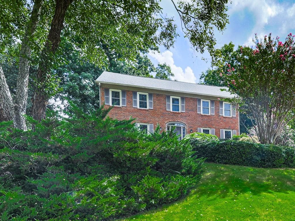 4 bedroom, 3 bathroom, 3,276 sq ft single family residence under contract at 2826 Regents Park Lane, Marietta, GA 30062 — photo 3