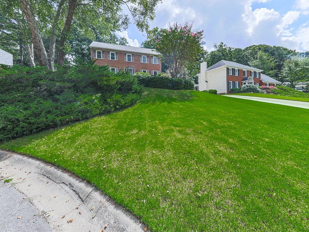 4 bedroom, 3 bathroom, 3,276 sq ft single family residence under contract at 2826 Regents Park Lane, Marietta, GA 30062 — photo 4