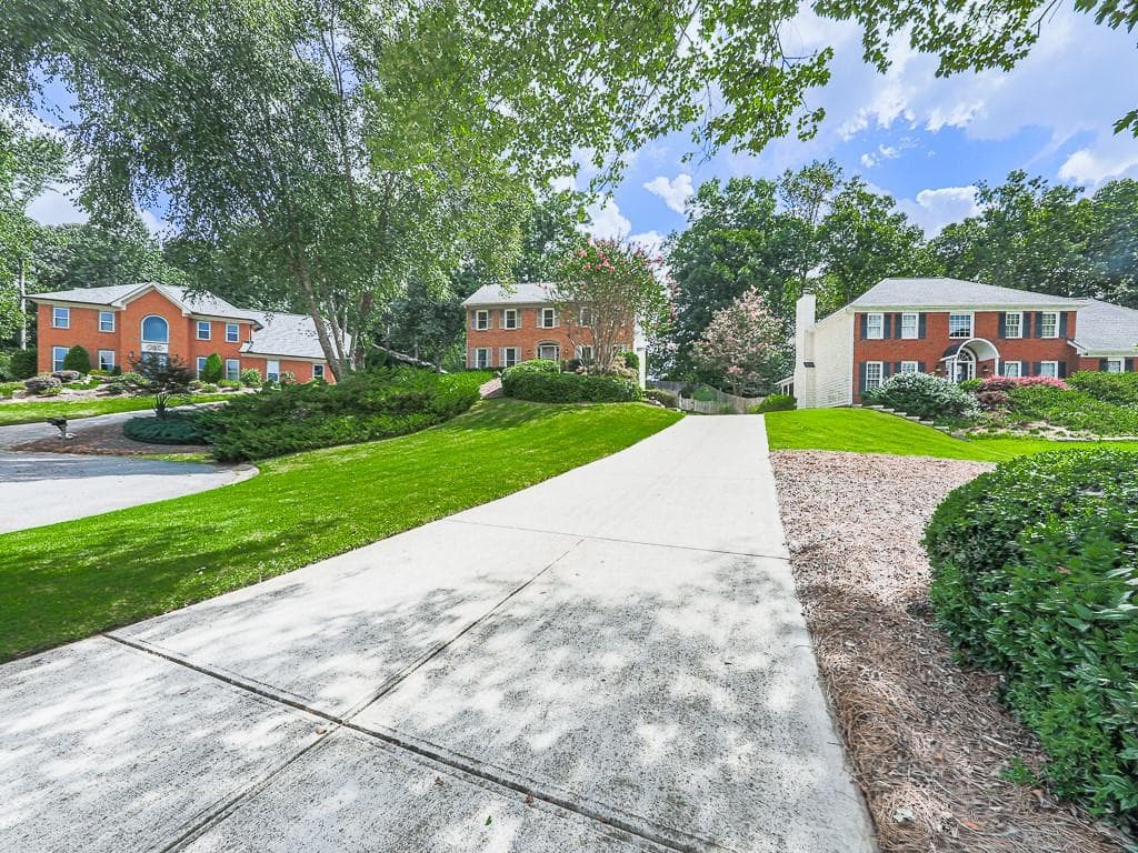 4 bedroom, 3 bathroom, 3,276 sq ft single family residence under contract at 2826 Regents Park Lane, Marietta, GA 30062 — photo 5