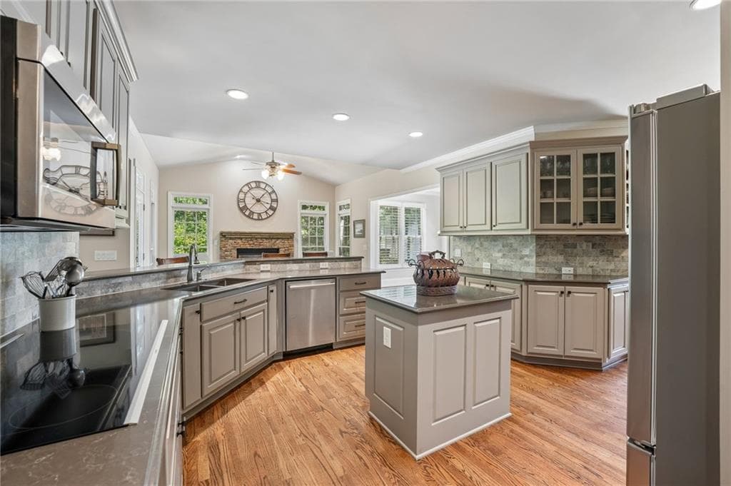 4 bedroom, 5 bathroom, 5,529 sq ft single family residence for sale at 3765 Horizon Court, Cumming, GA 30041 — photo 9