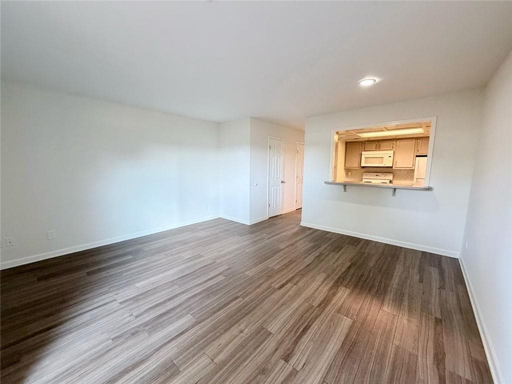 2 bedroom, 2 bathroom, 1,024 sq ft condominium for rent at 3730 Old Flowery Branch Road I1, Oakwood, GA 30566 for $1,500 a month — photo 4