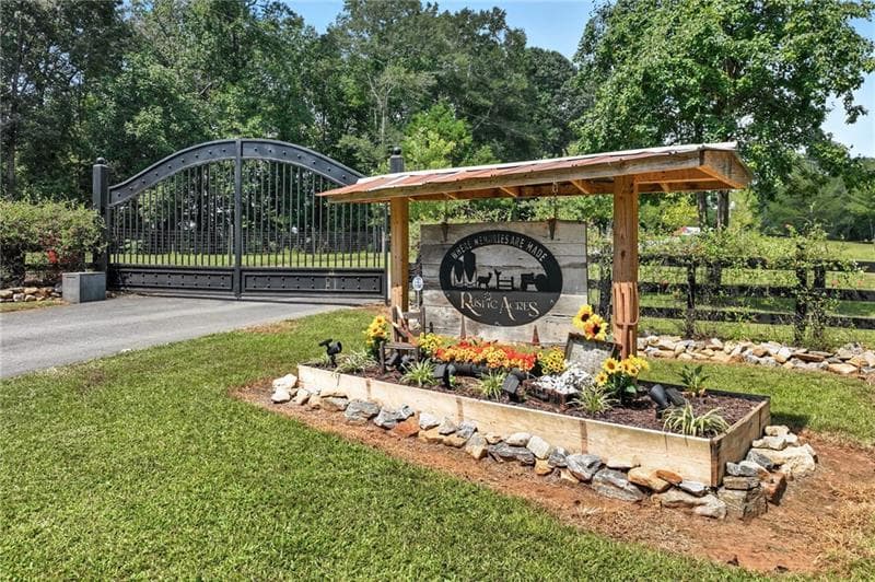 3 bedroom, 2 bathroom, 2,400 sq ft single family residence for sale at 731 Borders Road, Commerce, GA 30530 — photo 2