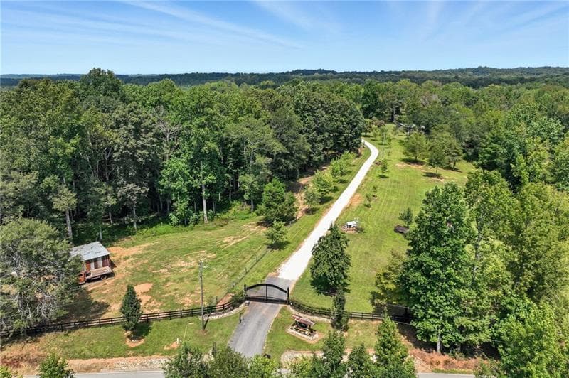 3 bedroom, 2 bathroom, 2,400 sq ft single family residence for sale at 731 Borders Road, Commerce, GA 30530 — photo 3