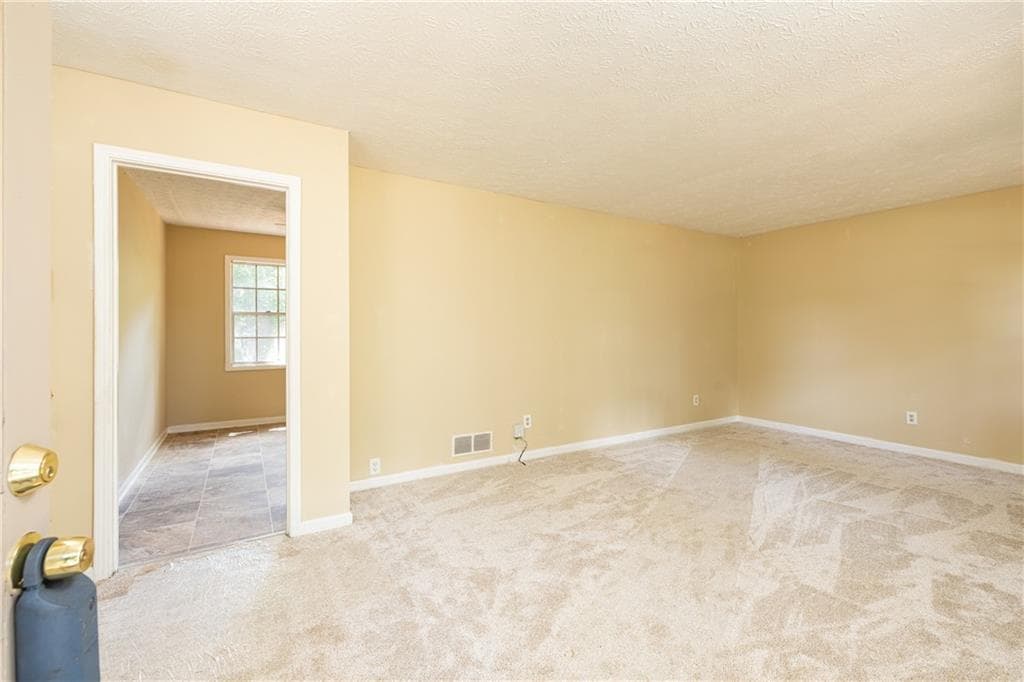 3 bedroom, 2 bathroom, 1,402 sq ft single family residence under contract at 1380 Dupree Road, Woodstock, GA 30189 — photo 5