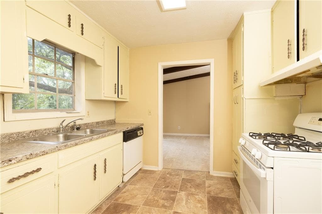 3 bedroom, 2 bathroom, 1,402 sq ft single family residence under contract at 1380 Dupree Road, Woodstock, GA 30189 — photo 10