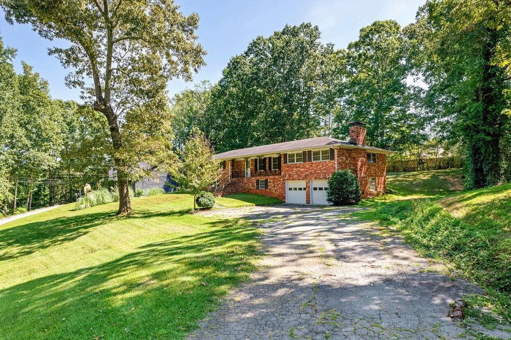 3 bedroom, 2 bathroom, 2,558 sq ft single family residence under contract at 6301 Allen Road, Mableton, GA 30126 — photo 2