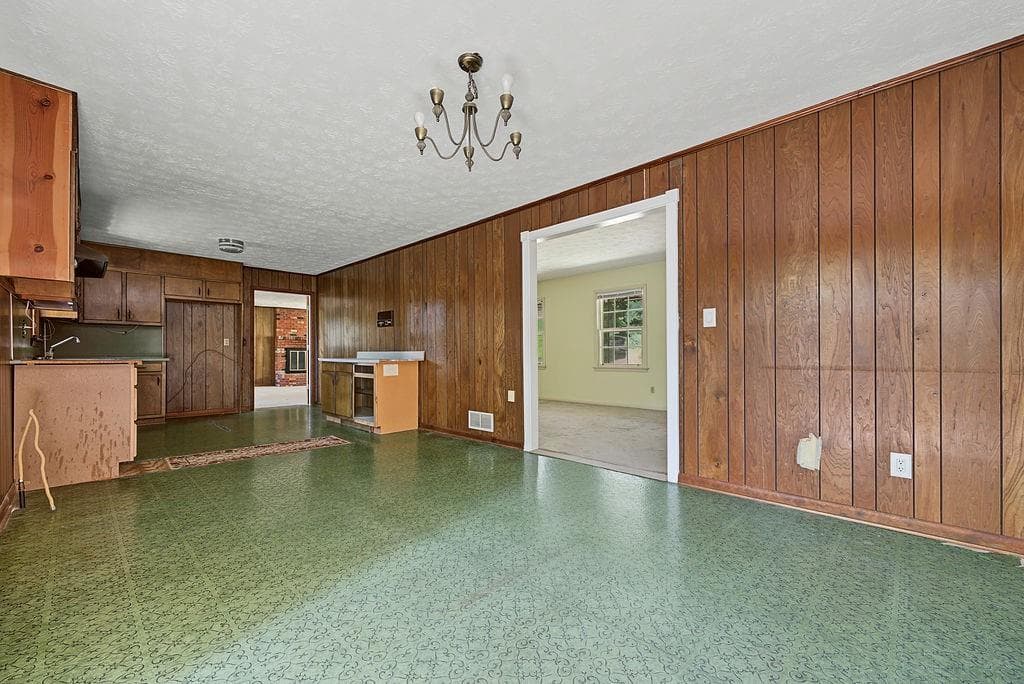 3 bedroom, 2 bathroom, 2,558 sq ft single family residence under contract at 6301 Allen Road, Mableton, GA 30126 — photo 8