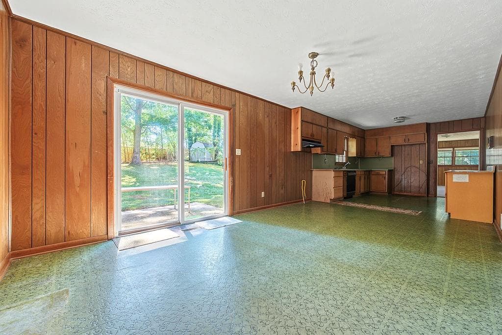 3 bedroom, 2 bathroom, 2,558 sq ft single family residence under contract at 6301 Allen Road, Mableton, GA 30126 — photo 9