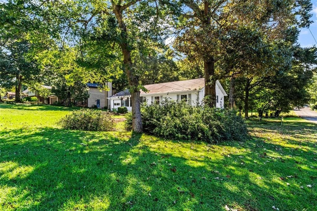 3 bedroom, 2 bathroom, 1,672 sq ft single family residence for sale at 145 Carriage Circle, Stockbridge, GA 30281 — photo 3