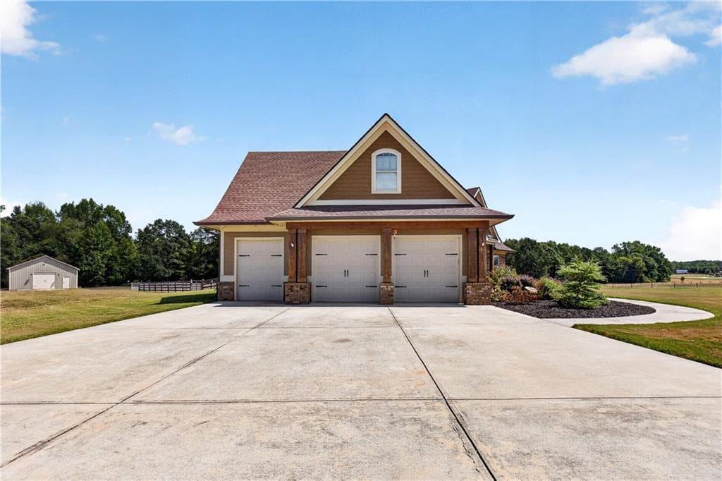 4 bedroom, 3 bathroom, 2,939 sq ft single family residence under contract at 649 Clover Drive, Social Circle, GA 30025 — photo 2