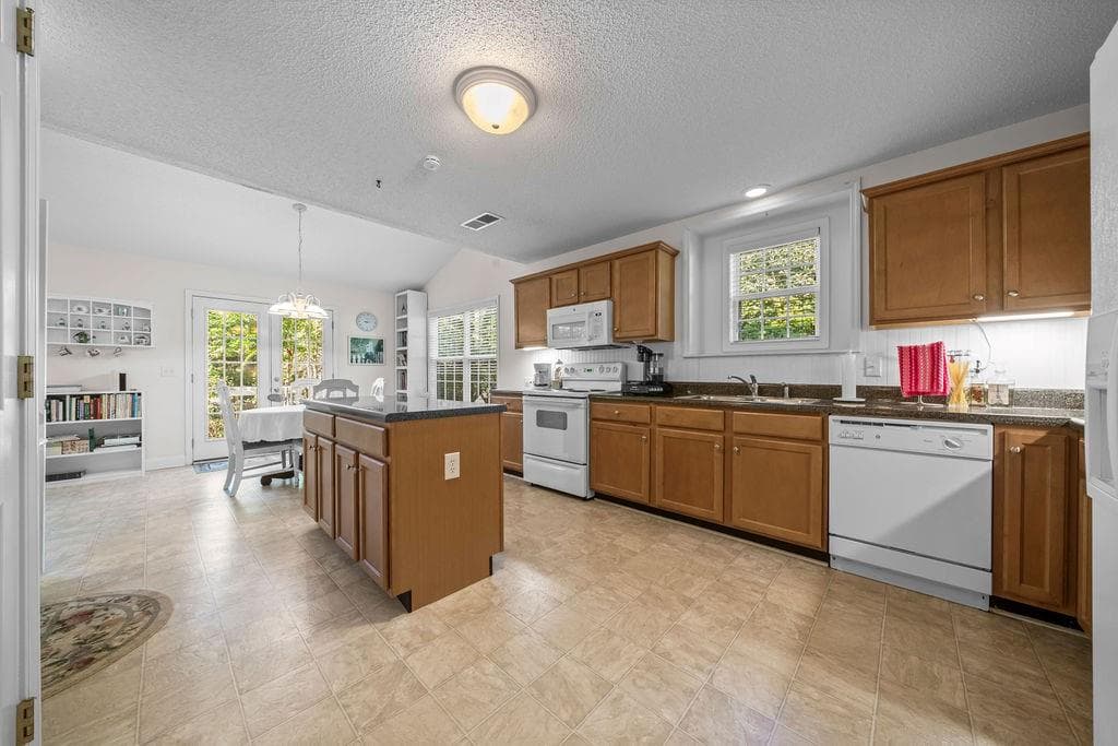 3 bedroom, 2 bathroom, 2,540 sq ft single family residence for sale at 387 Harborside Drive, Dallas, GA 30132 — photo 4