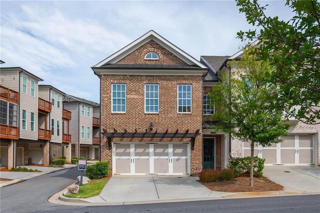 3 bedroom, 3 bathroom, 2,092 sq ft townhouse for sale at 5054 Sealy Circle, Peachtree Corners, GA 30092 — photo 2