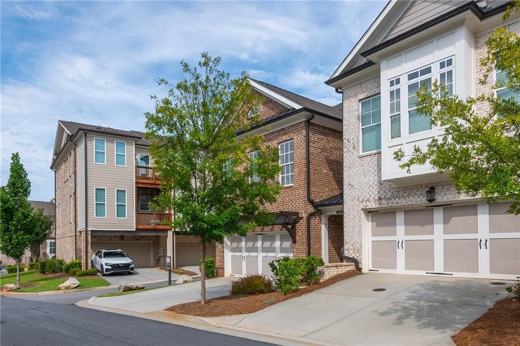 3 bedroom, 3 bathroom, 2,092 sq ft townhouse for sale at 5054 Sealy Circle, Peachtree Corners, GA 30092 — photo 3