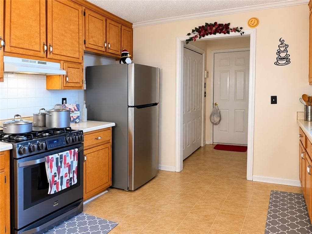 3 bedroom, 5 bathroom, 1,444 sq ft single family residence for sale at 10200 Commons Crossing, Jonesboro, GA 30238 — photo 7