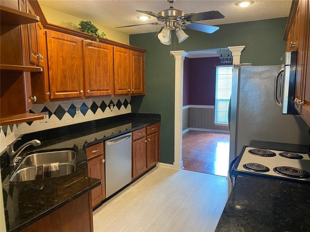 4 bedroom, 3 bathroom, 2,115 sq ft single family residence for sale at 108 Mallard Point, Kathleen, GA 31047 — photo 2
