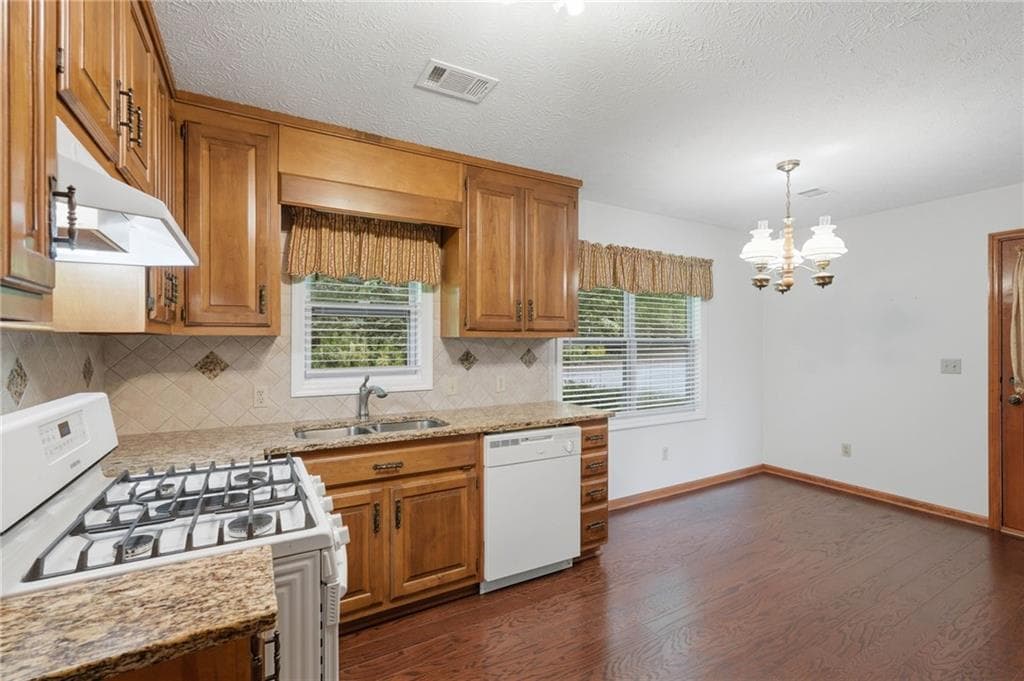 3 bedroom, 2 bathroom, 1,528 sq ft single family residence for sale at 4920 Mccoy Circle, Cumming, GA 30040 — photo 10