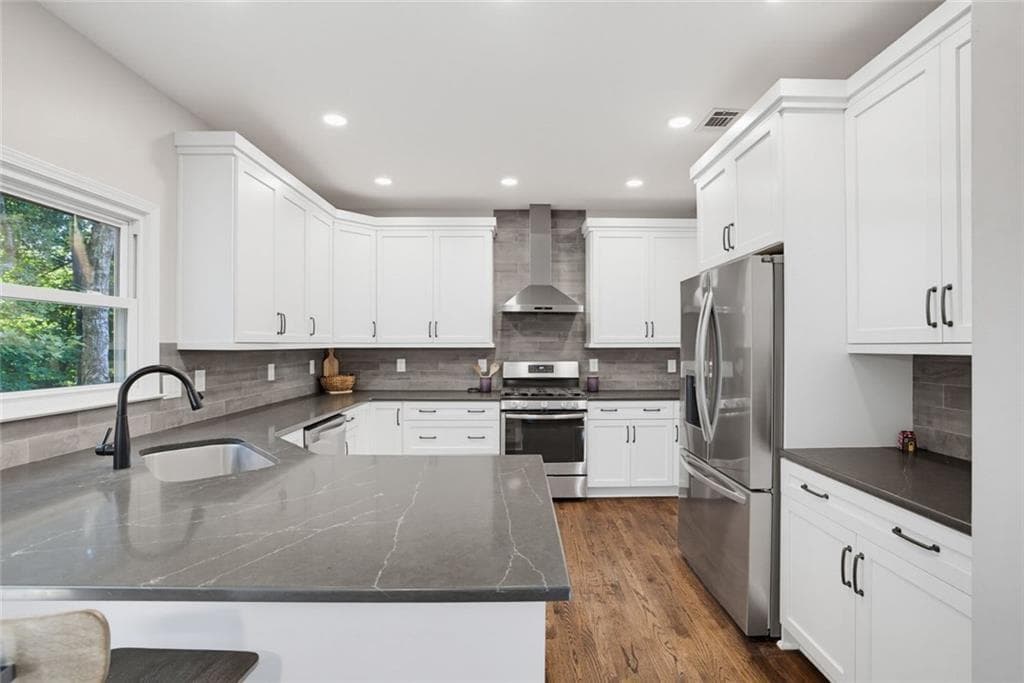 5 bedroom, 4 bathroom, 3,640 sq ft single family residence under contract at 4535 Village Springs Run, Atlanta, GA 30338 — photo 7